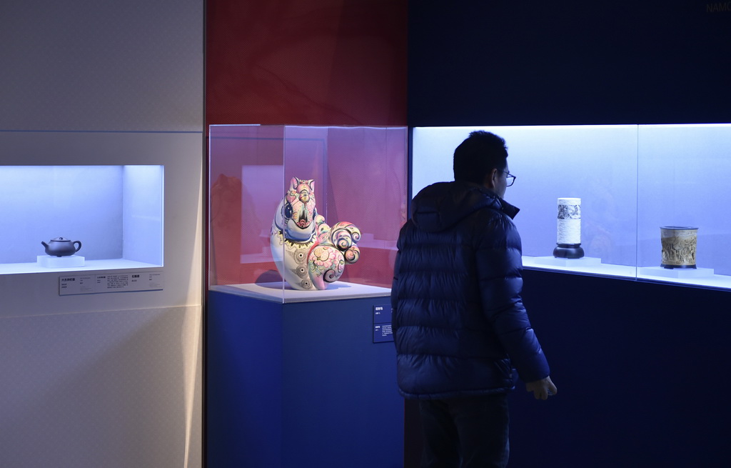 2月9日，嘉宾在中国美术馆参观展出的工艺美术作品。