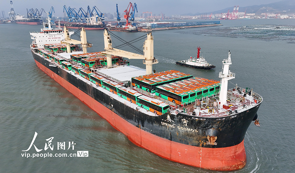 2026年2月7日，一艘载有出口墨西哥天然气公交车的货轮从山东港口烟台港启航。