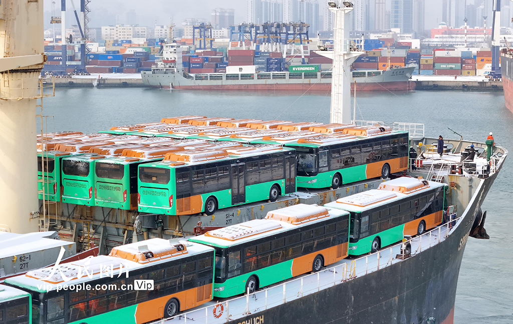 2026年2月7日，一艘载有出口墨西哥天然气公交车的货轮从山东港口烟台港启航。