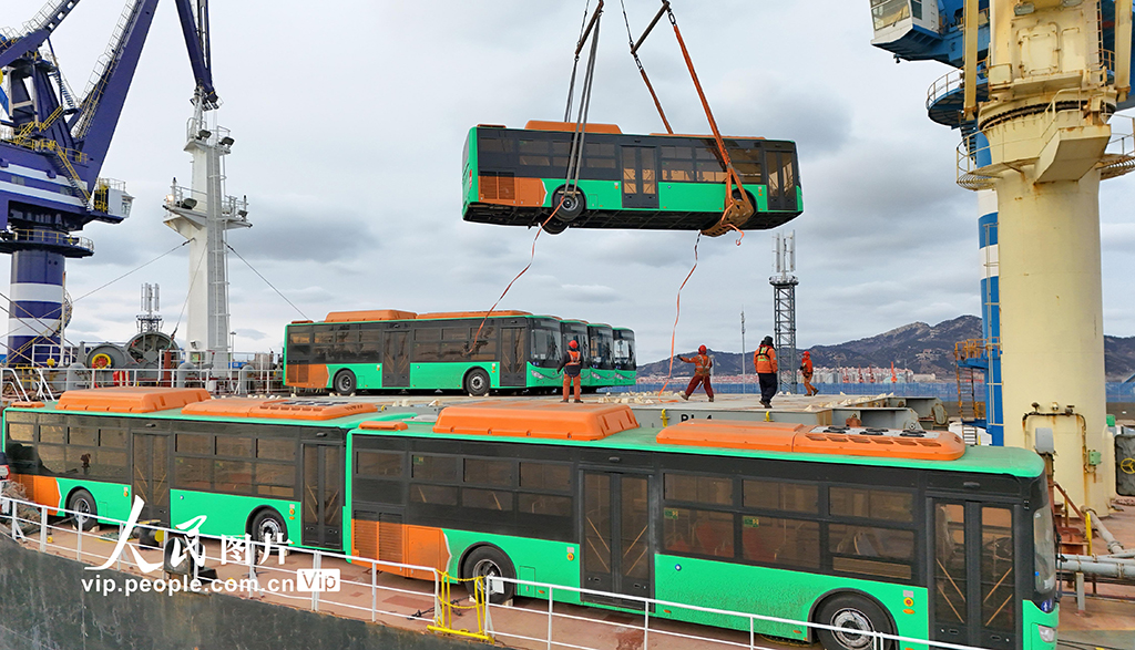 2026年2月7日，一艘载有出口墨西哥天然气公交车的货轮从山东港口烟台港启航。