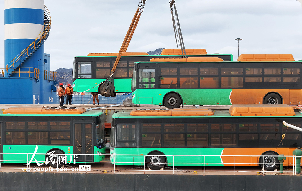 2026年2月7日，一艘载有出口墨西哥天然气公交车的货轮从山东港口烟台港启航。