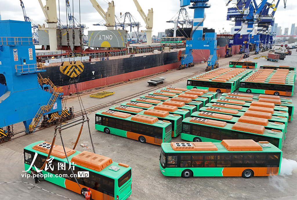 2026年2月7日，一艘载有出口墨西哥天然气公交车的货轮从山东港口烟台港启航。