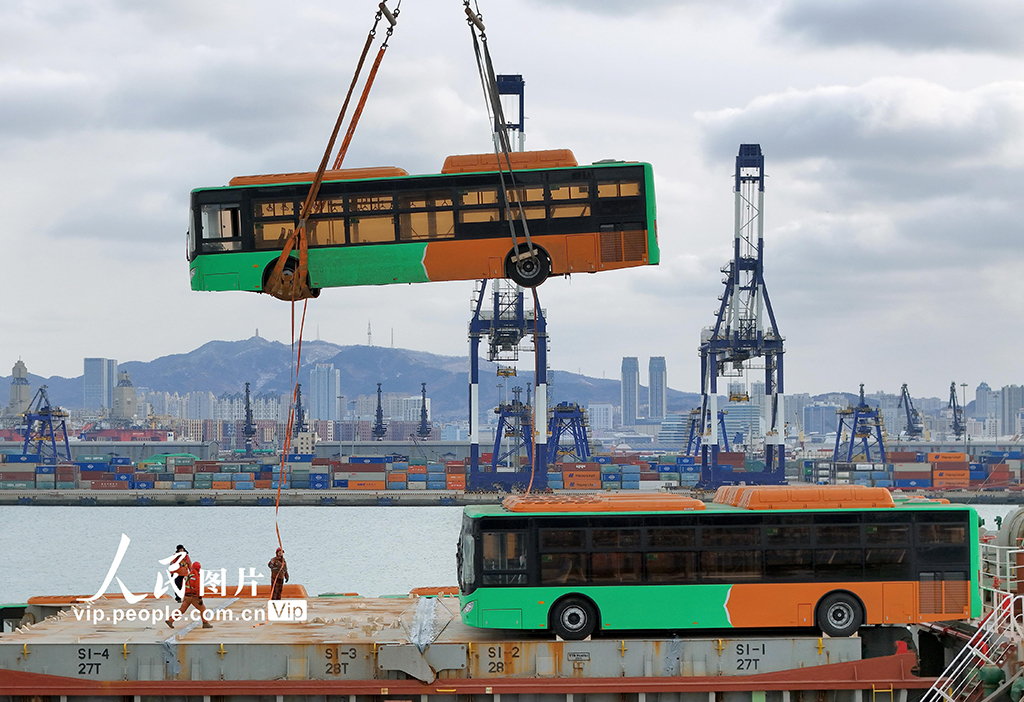 2026年2月7日，一艘载有出口墨西哥天然气公交车的货轮从山东港口烟台港启航。