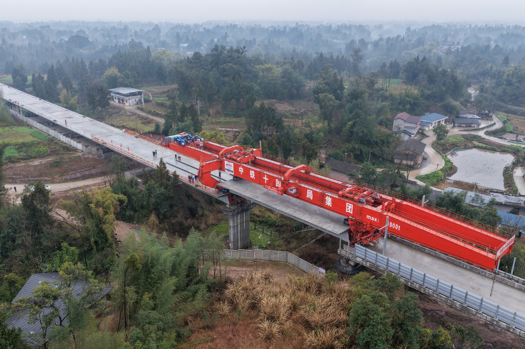 这是2月9日拍摄的成渝中线高铁重庆大足段第419榀箱梁架设现场（无人机照片）。