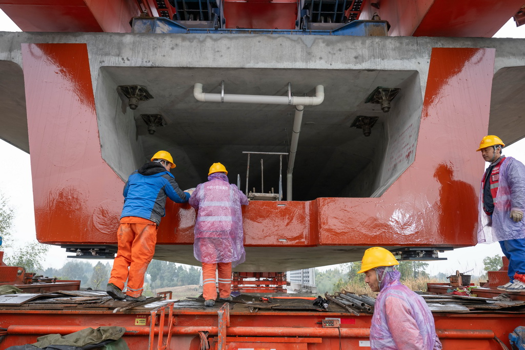 2月9日，工人们在箱梁架设现场作业。