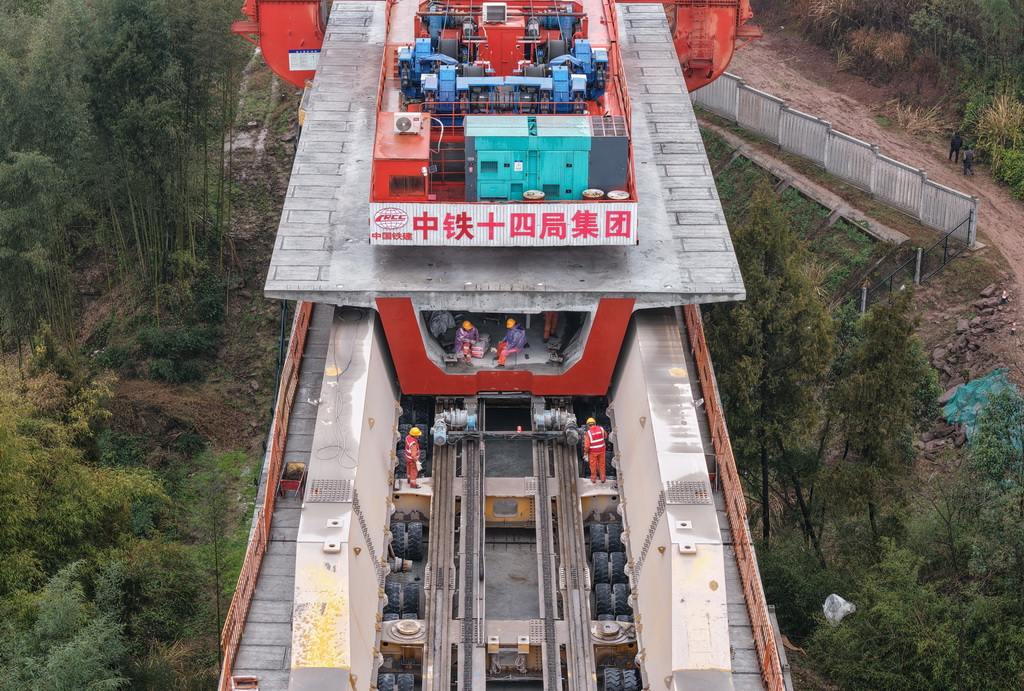 这是2月9日拍摄的成渝中线高铁重庆大足段第419榀箱梁架设现场（无人机照片）。