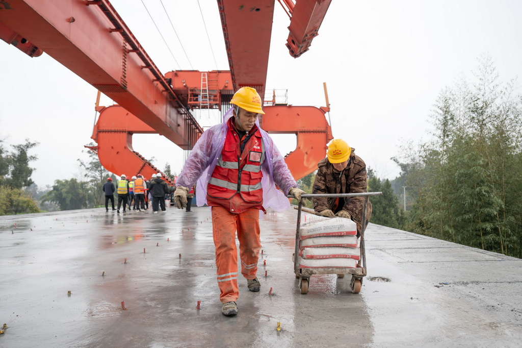 2月9日，工人们在箱梁架设现场作业。