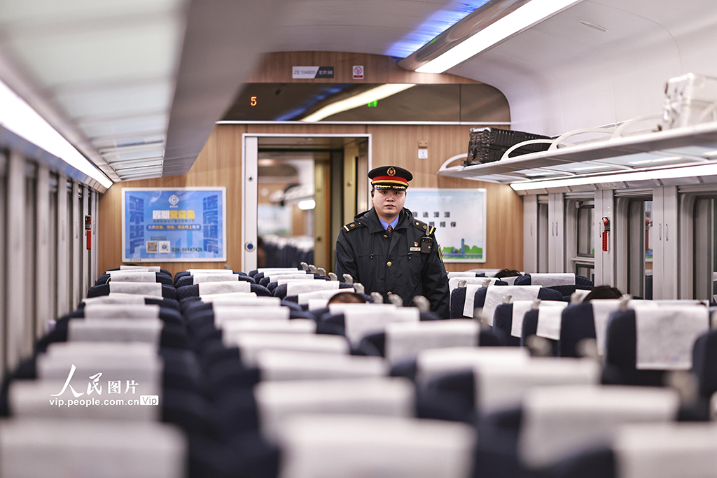 重庆：“夜间动车”温暖回家路【2】