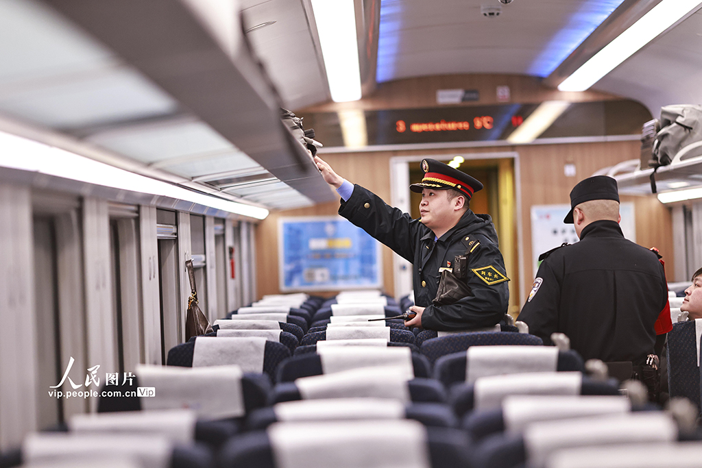 重庆：“夜间动车”温暖回家路【3】