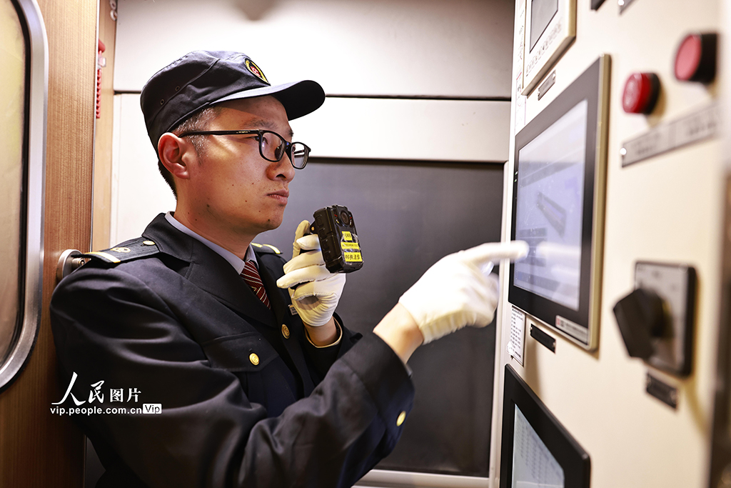 重庆：“夜间动车”温暖回家路【6】