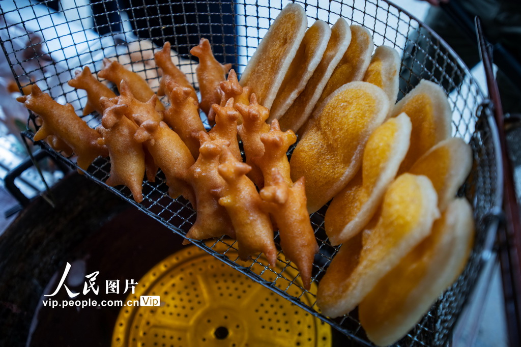 2026年2月5日，刚出锅的“哞咩”“番叽嘟”金黄酥脆，香甜可口，是当地人喜爱的闲暇零食。