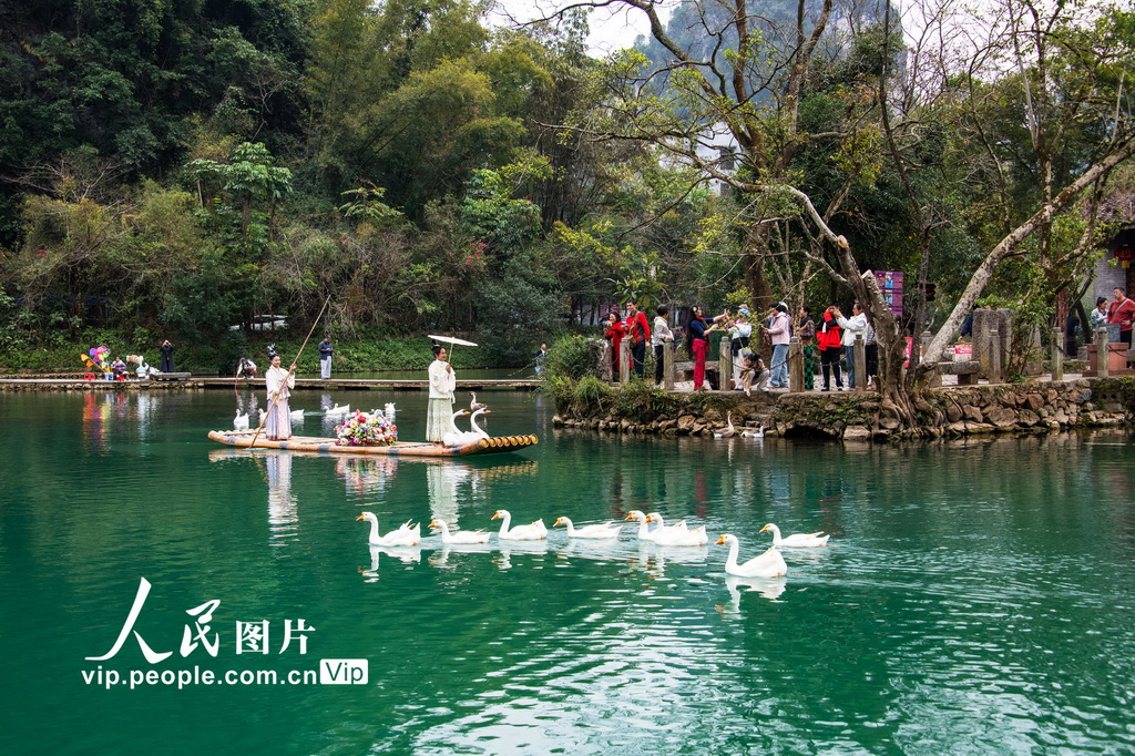 2026年2月5日，游客在广西靖西市新靖镇鹅泉风景区泉水源头游览。