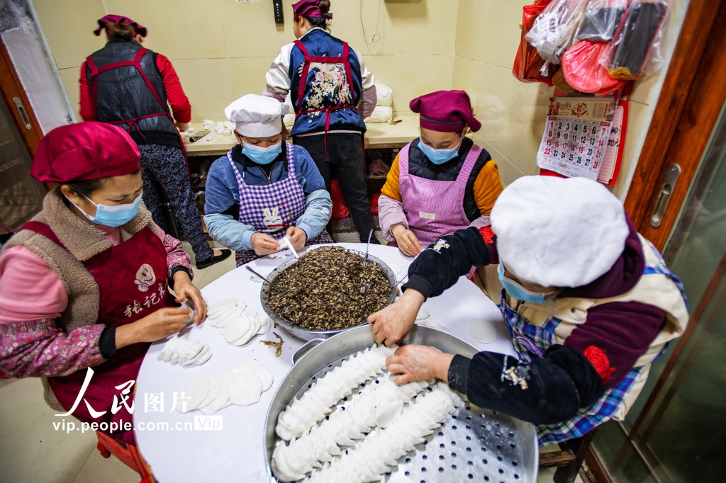 2026年2月8日，在广西靖西市城区步行街一家米饺店，师傅们在制作米饺。靖西米饺采用当地特有的粘梗米制成，皮厚而筋道，馅料醇香，口感软糯。