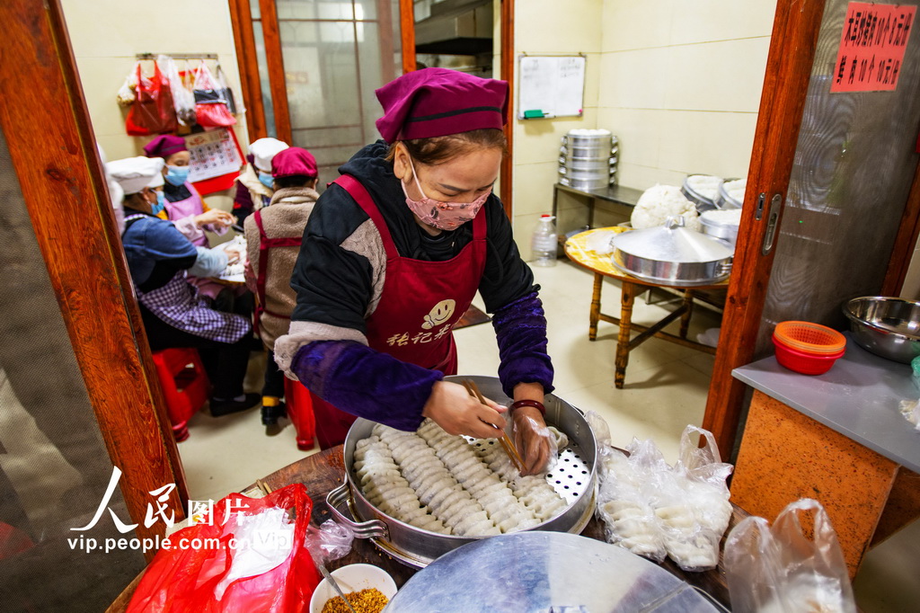 2026年2月8日，在广西靖西市城区步行街一家米饺店，服务员在给顾客打包刚出笼的米饺。