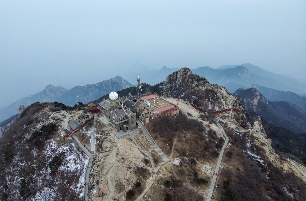 2月5日拍摄的位于泰山日观峰峰顶的泰山气象站（无人机照片）。