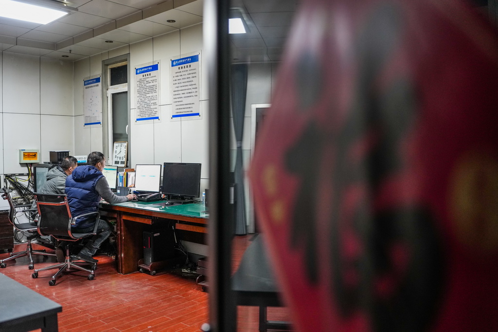 2月6日，观测员杨正民（左）、刘恒德在值班室监测气象数据。