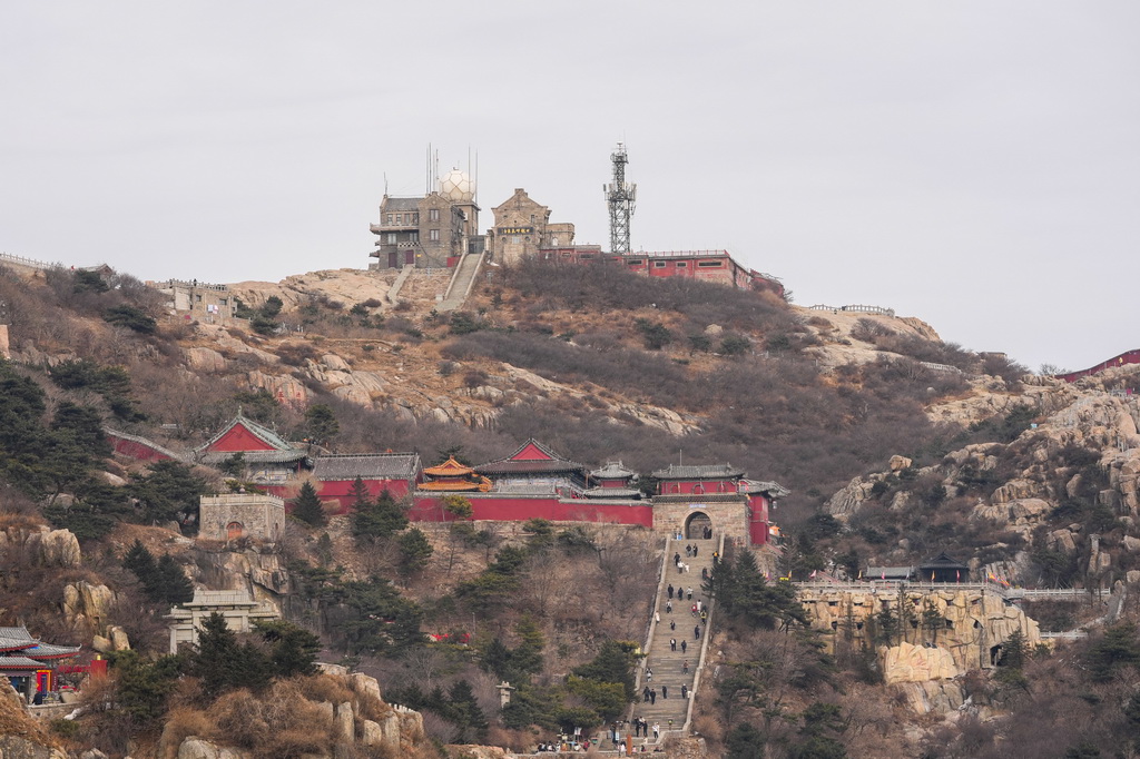 2月6日拍摄的位于泰山日观峰峰顶的泰山气象站。