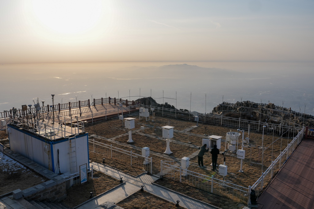 2月7日，观测员在泰山气象站观测场内检查仪器设备。