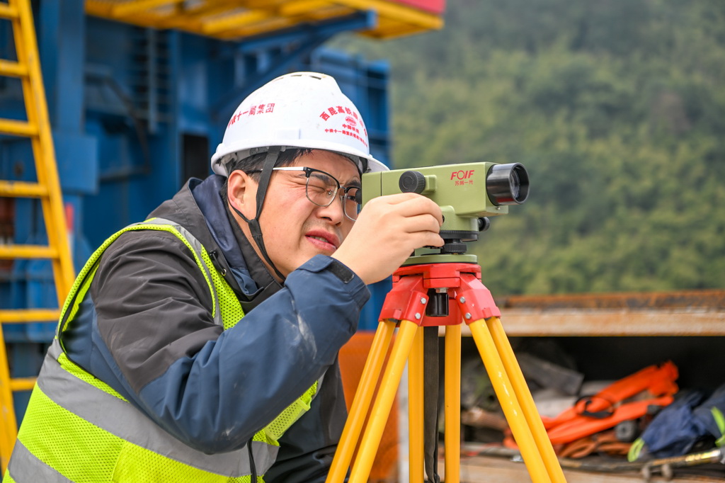2月10日，工人在西渝高铁嘉陵江特大桥建设现场施工作业。
