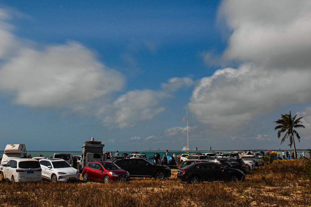 2月11日，我国在文昌航天发射场成功组织实施长征十号运载火箭系统低空演示验证与梦舟载人飞船系统最大动压逃逸飞行试验。新华社记者 蒲晓旭 摄