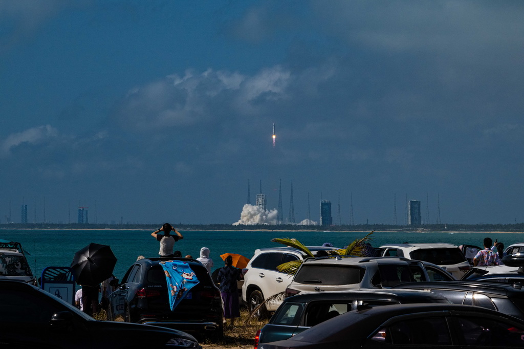 2月11日，我国在文昌航天发射场成功组织实施长征十号运载火箭系统低空演示验证与梦舟载人飞船系统最大动压逃逸飞行试验。新华社记者 蒲晓旭 摄