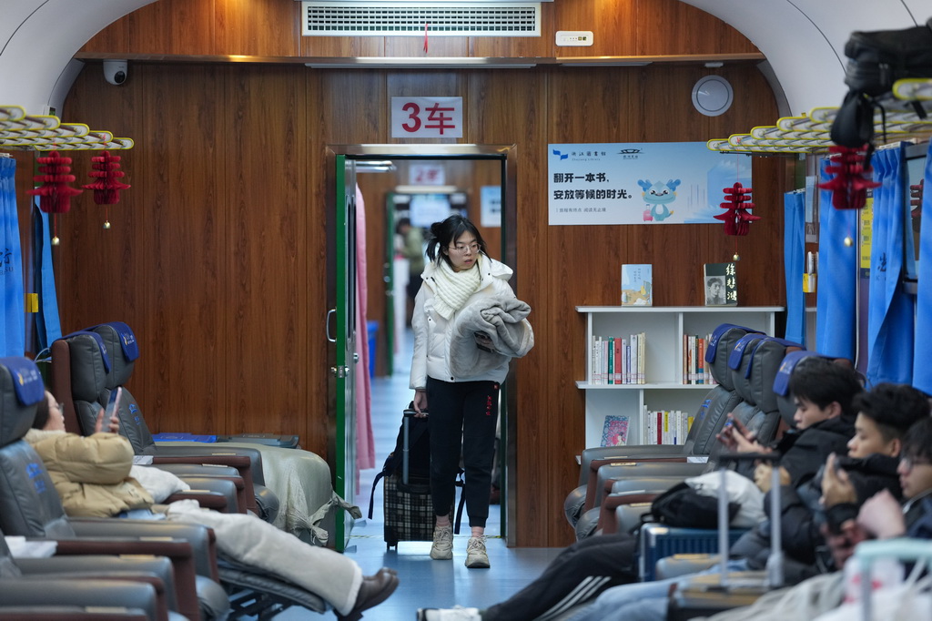 2月10日，旅客走入杭州东站“星辰守护”旅客夜间休息区寻找座位。