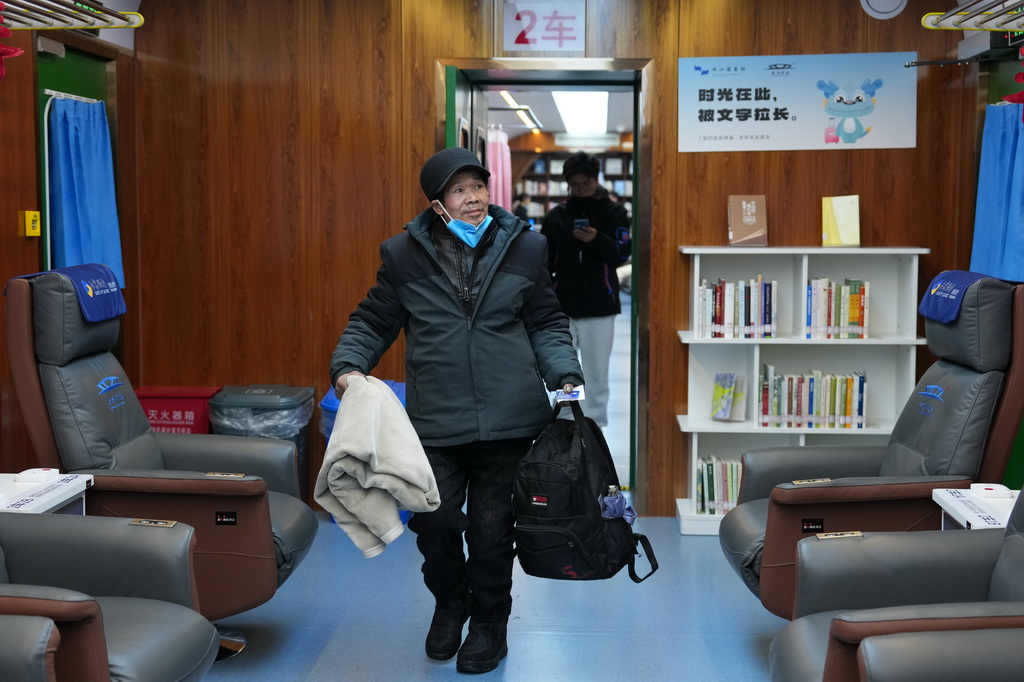 2月10日，旅客走入杭州东站“星辰守护”旅客夜间休息区寻找座位。