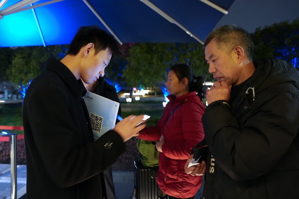 2月10日，“星辰守护”旅客夜间休息区的工作人员协助一位重庆旅客登记信息。