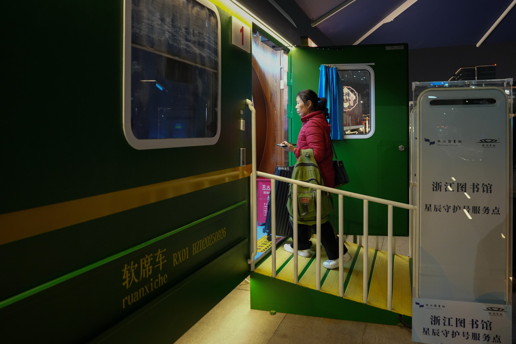 2月10日，旅客有序进入杭州东站“星辰守护”旅客夜间休息区。