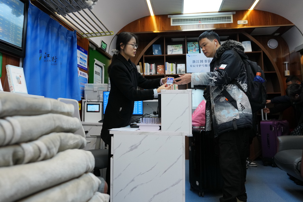 2月10日，工作人员在“星辰守护”旅客夜间休息区为旅客办理登记，旅客按需可以领取毛毯。