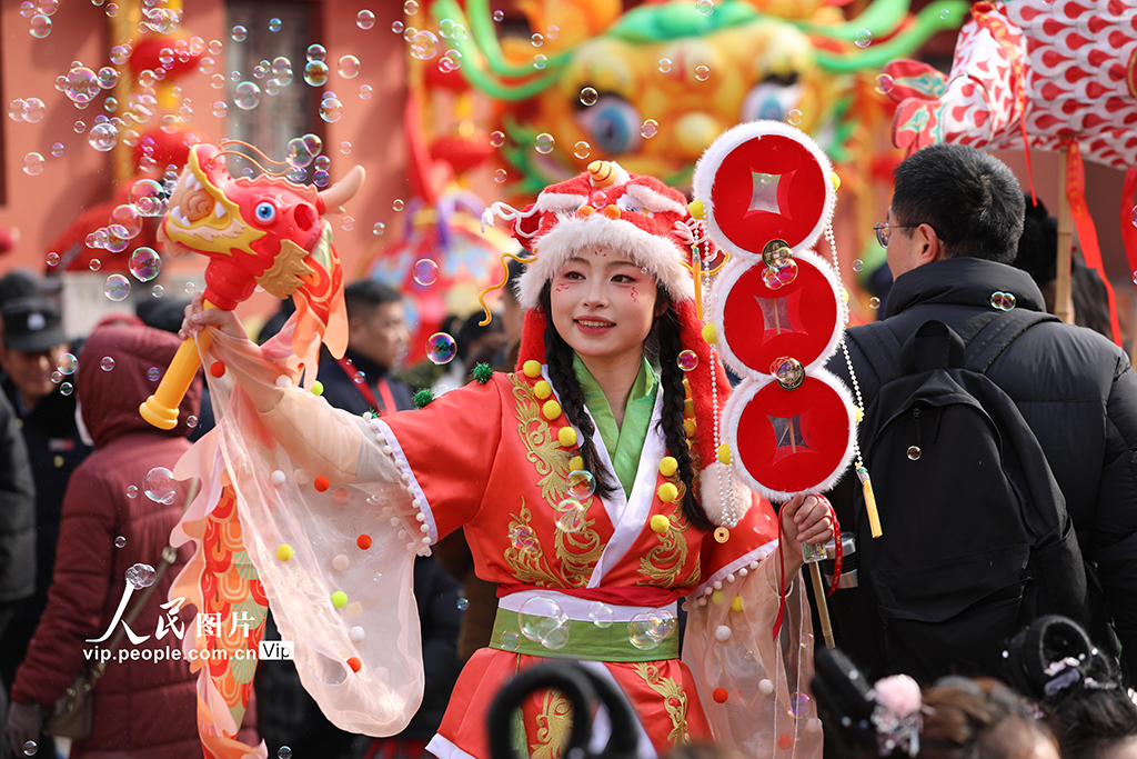 2026年2月10日，安徽合肥第三十二届新春文化庙会在城隍庙欢乐开启。民俗踩街、鱼灯巡游等精彩上演，现场人潮涌动，热闹非凡。解光文摄（人民图片网）