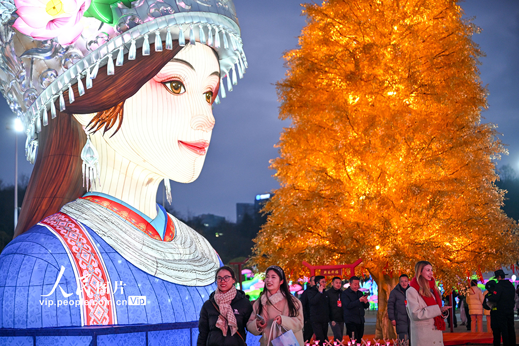 2026年2月10日，贵州贵阳观山湖灯会在观山湖区民族大联欢广场亮灯启幕。本届灯会以“非遗贵州年”为主题，展出105组彩灯作品，为市民游客呈现一场精彩的光影盛宴。袁福洪摄（人民图片网）