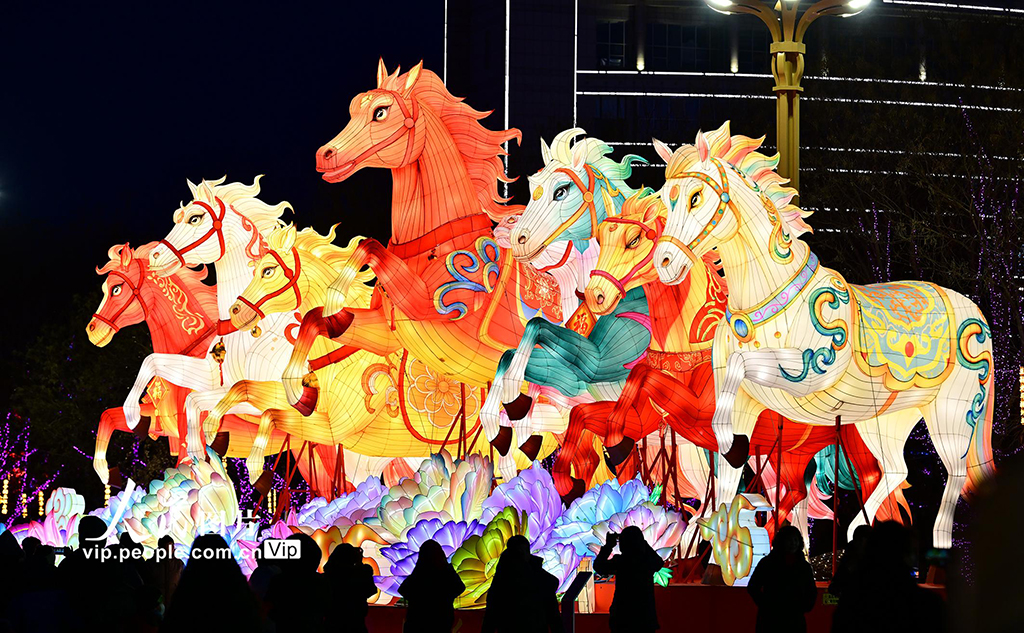 2026年2月8日晚，辽宁朝阳迎春灯会正式亮灯，为市民和游客带来一场绚丽的光影盛宴。仇一军摄（人民图片网）