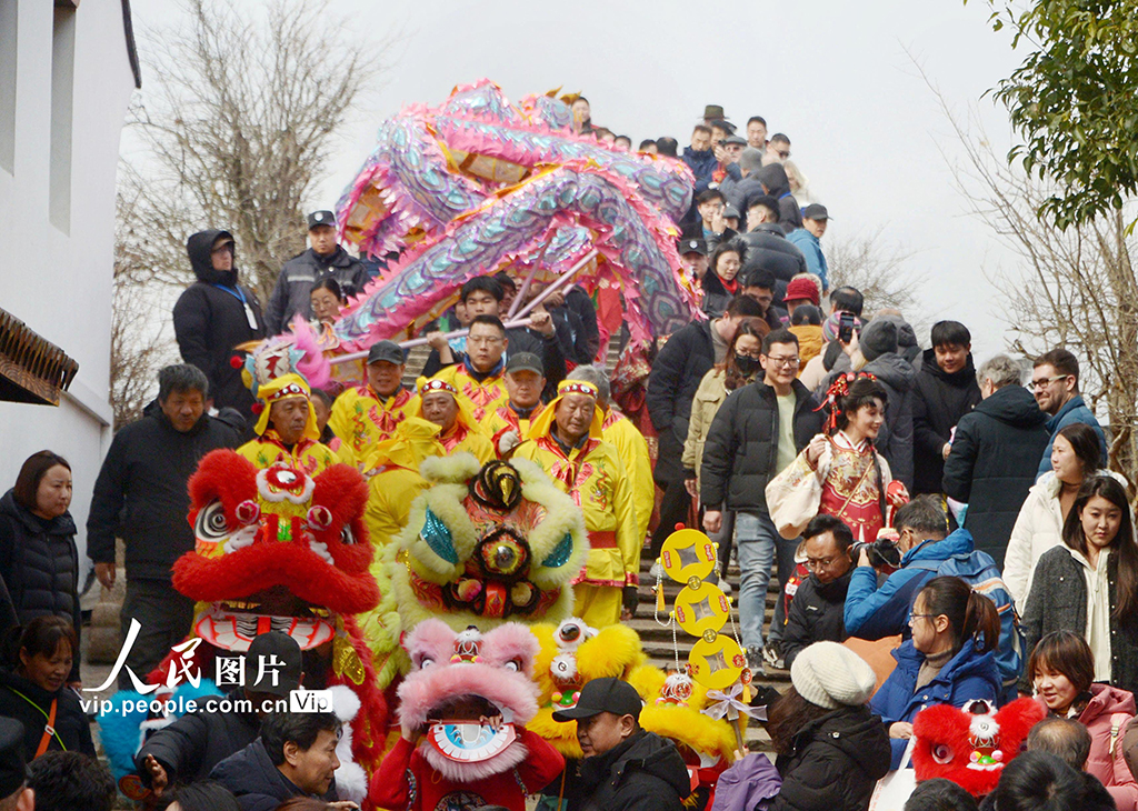 2026年2月10日，青浦区“我们的节日·春节”主题活动在上海朱家角古镇启动。一场沿古镇水巷展开的国潮主题巡游，成为活动中引人注目的亮点。杨建正摄（人民图片网）
