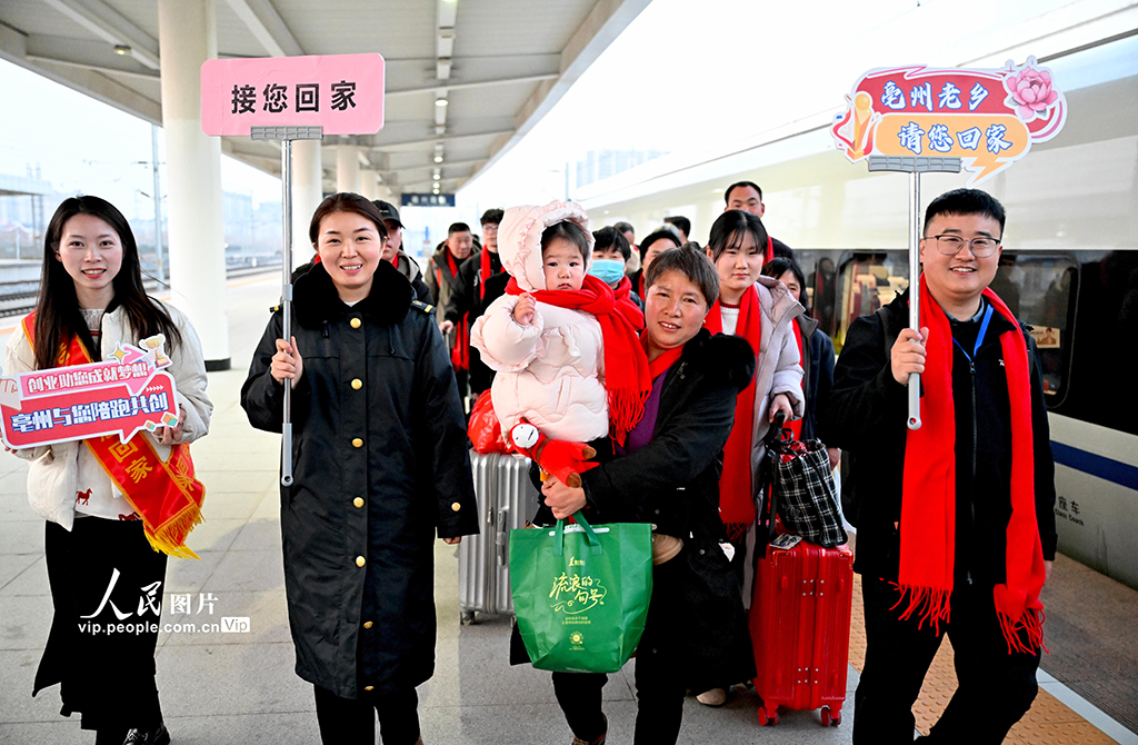 2026年2月10日，安徽省亳州市人力资源和社会保障局、亳州市邮政分公司联合开展“春运邮情 情暖江淮”接您回家公益活动，免费接送在上海务工的亳州籍人员返乡过年，并向他们发放新春暖心礼包。刘勤利摄（人民图片网）