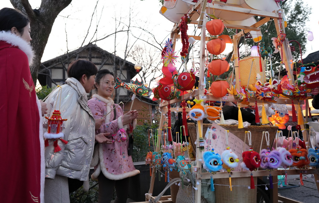 2月11日，游客在西溪湿地购买传统花灯。