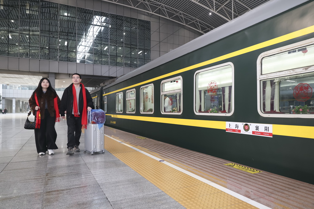 2月11日，在上海站站台，枣阳籍务工人员准备乘坐K1127次列车返乡。