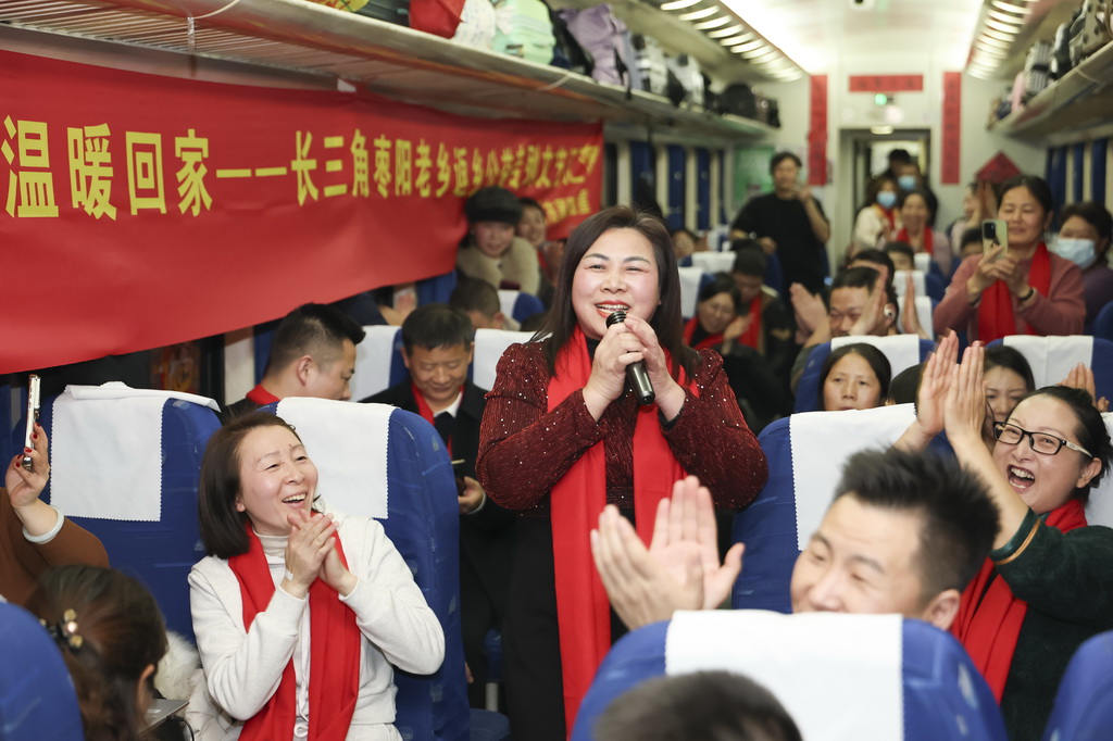 2月11日，枣阳籍务工人员在K1127次列车上自编自演节目。