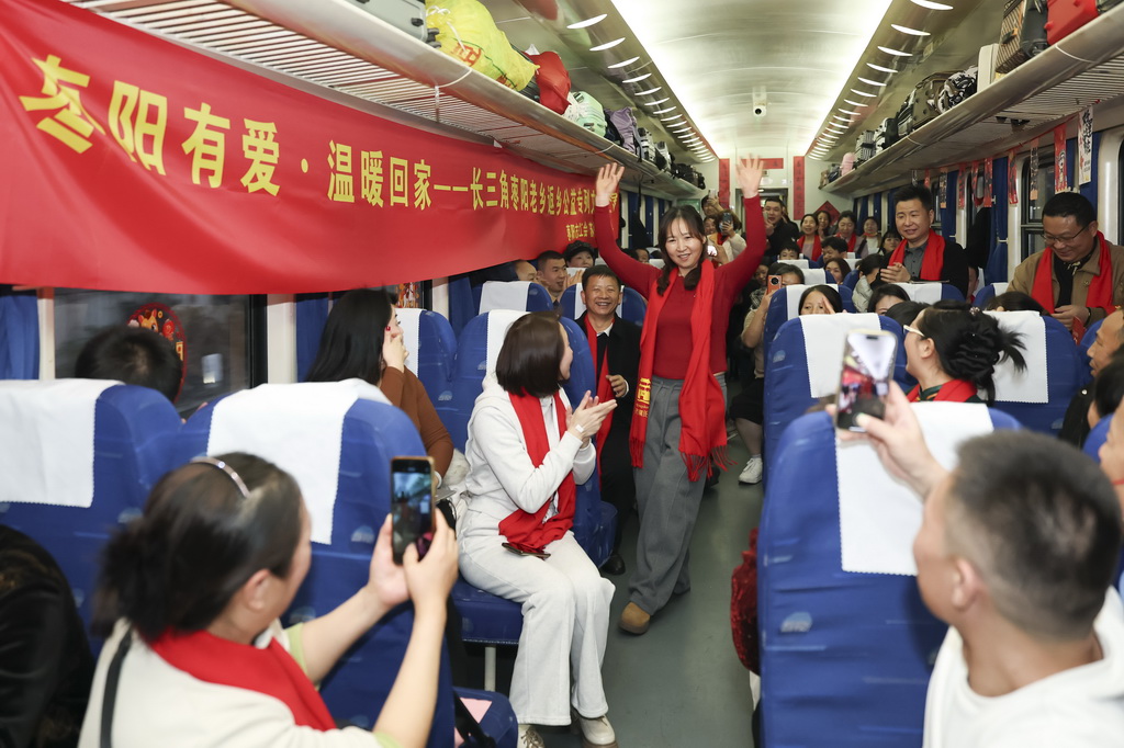 2月11日，枣阳籍务工人员在K1127次列车上自编自演节目。