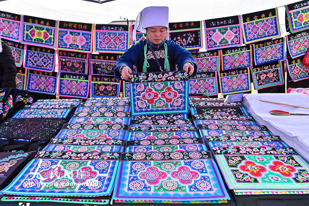 贵州惠水：民族服饰俏销【2】