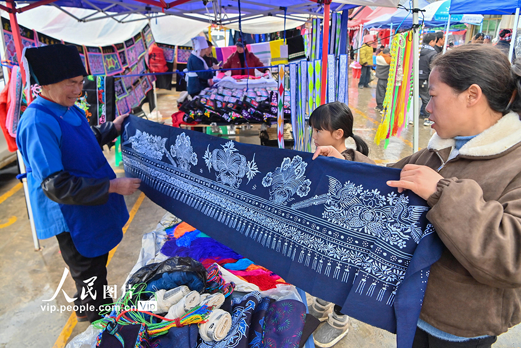 贵州惠水：民族服饰俏销【4】