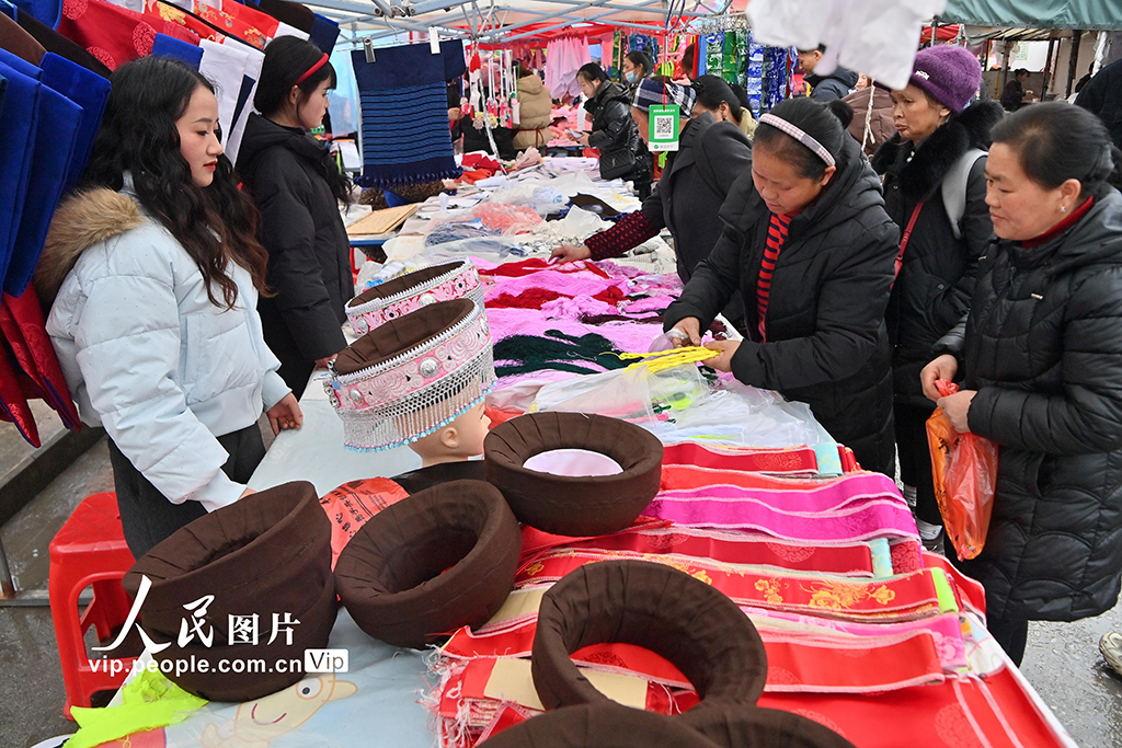 贵州惠水：民族服饰俏销【5】