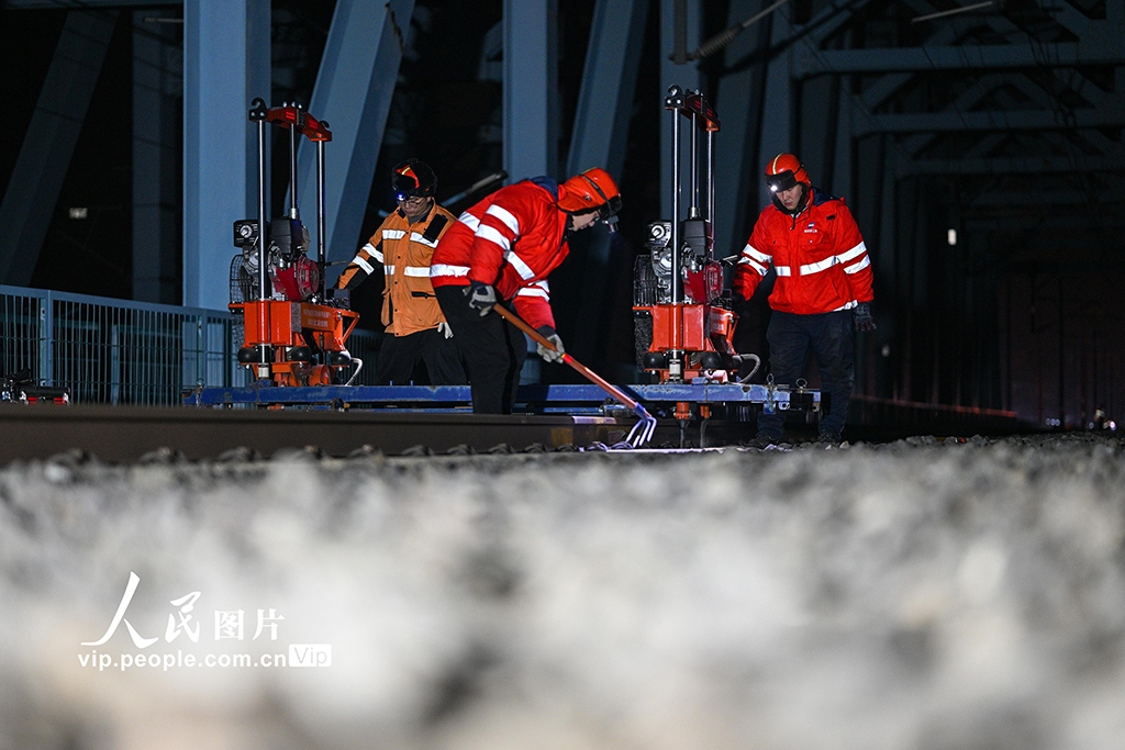 江苏南京：夜检铁路大桥 保障春运安全【3】