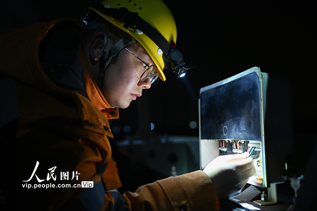 江苏南京：夜检铁路大桥 保障春运安全【4】