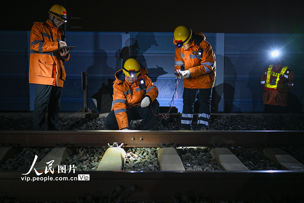 江苏南京：夜检铁路大桥 保障春运安全【2】