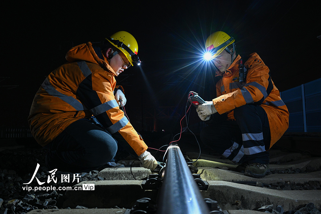 江苏南京：夜检铁路大桥 保障春运安全【5】