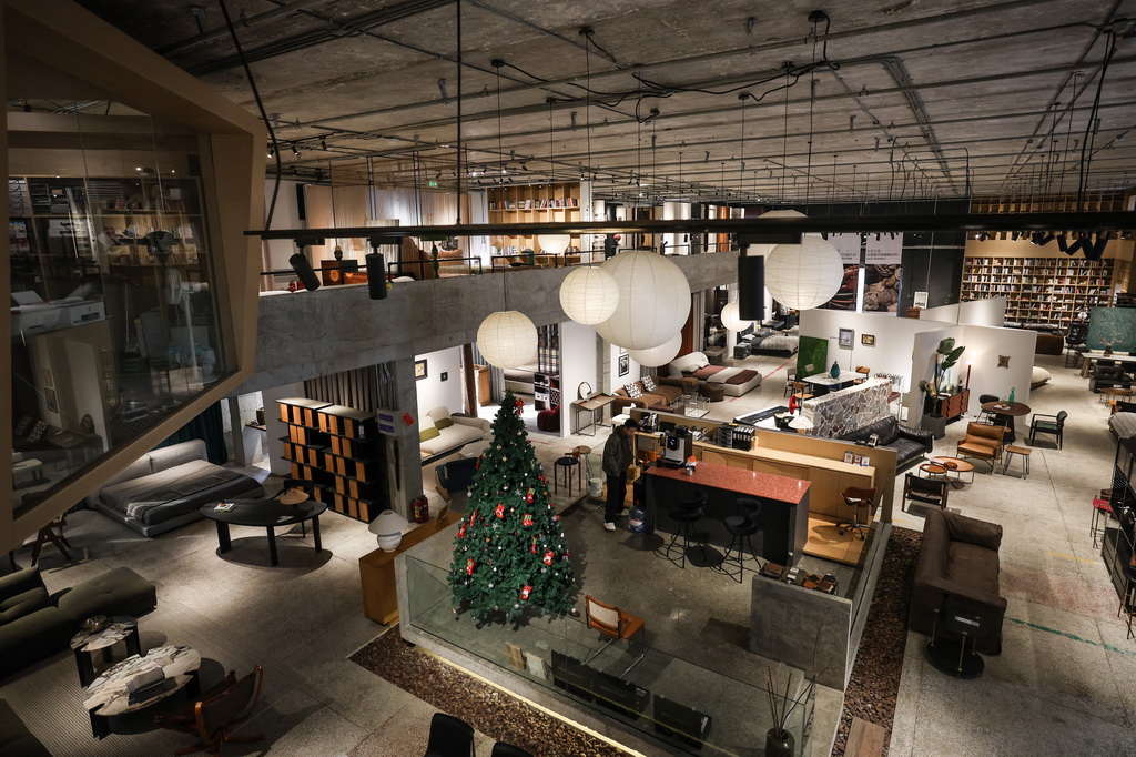 2月12日，顾客在沈阳粮仓文化创意产业园内的家具店内选购商品。新华社记者 潘昱龙 摄