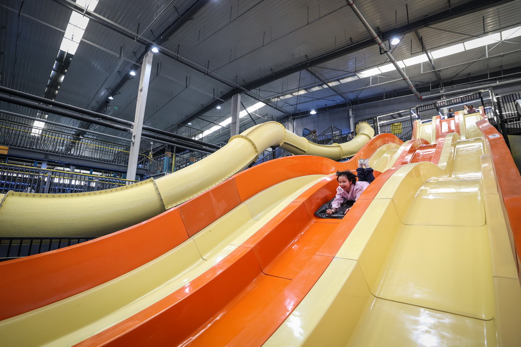 2月12日，小朋友在沈阳粮仓文化创意产业园内的“快乐专+”游乐场体验游乐项目。新华社记者 潘昱龙 摄