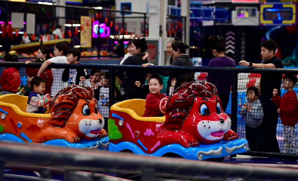 2月12日，小朋友在沈阳粮仓文化创意产业园内的“快乐专+”游乐场体验游乐项目。新华社记者 吴青昊 摄