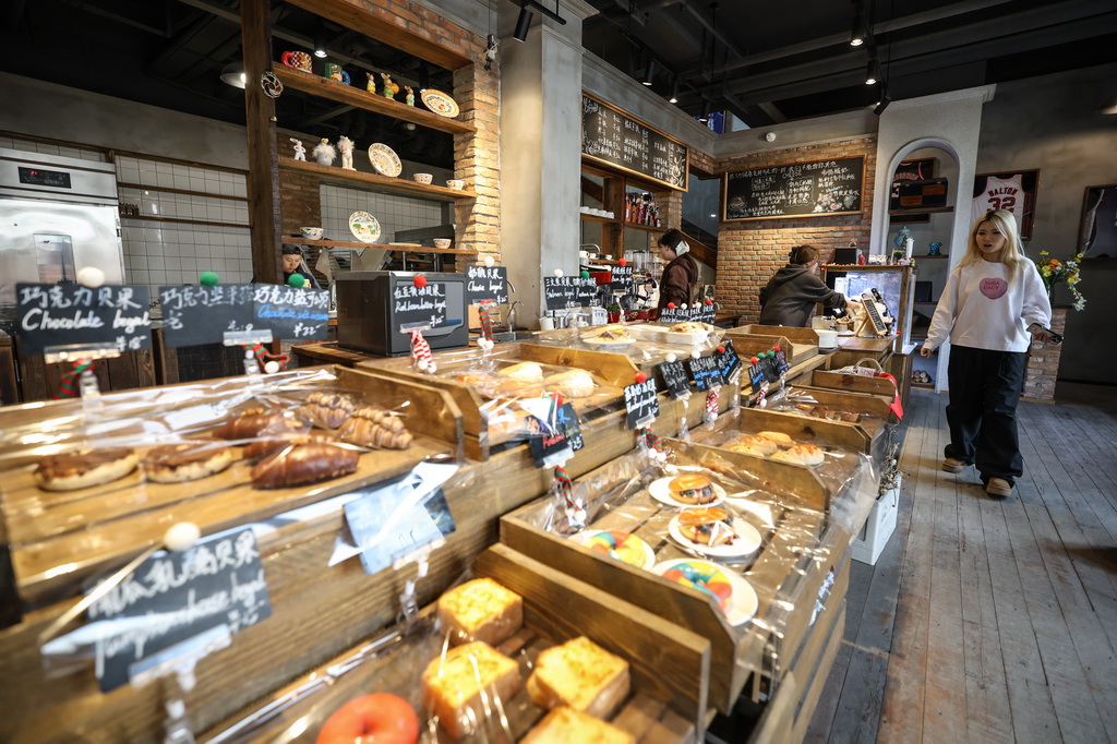 2月12日，顾客在沈阳粮仓文化创意产业园内选购烘焙商品。新华社记者 潘昱龙 摄